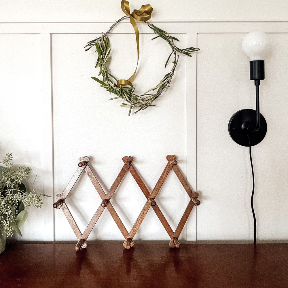 Accordion peg rack